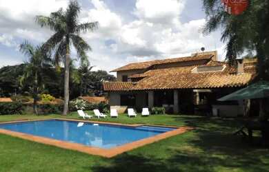 Imagem: A casa em condomínio possui 4 Dormitórios, 5 Banheiros, 740m²