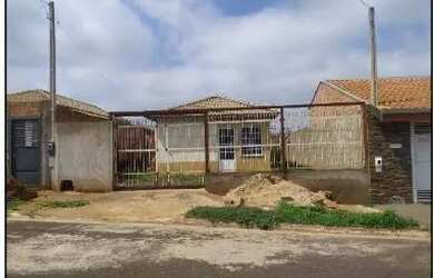 Imagem: A casa possui 2 Dormitórios, 1 Banheiro, 1 Vaga na garagem