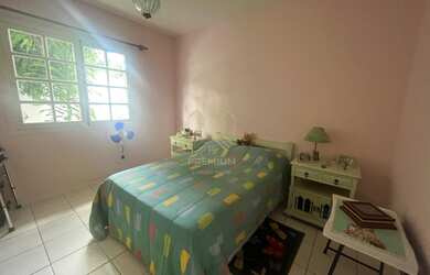 Imagem: A casa possui 3 Dormitórios, 2 Banheiros, 2 Vagas na garagem