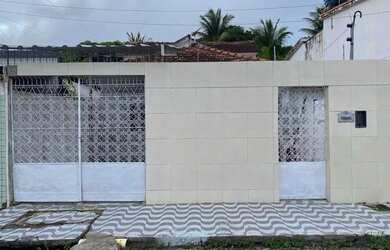 Imagem: A casa possui 3 Dormitórios, 1 Banheiro, 1 Vaga na garagem