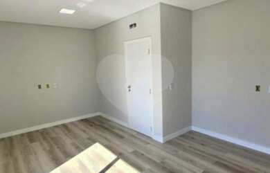 Imagem: A casa possui 3 Dormitórios, 4 Banheiros, 2 Vagas na garagem