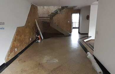 Imagem: A casa possui 3 Dormitórios, 4 Banheiros, 3 Vagas na garagem