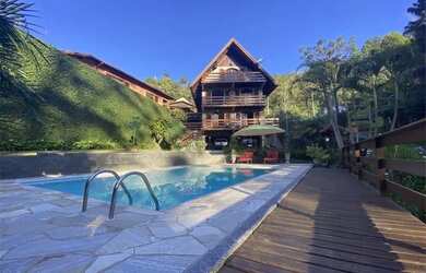 Imagem: A casa possui 5 Dormitórios, 5 Banheiros, 2 Vagas na garagem