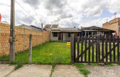 Imagem: A casa possui 2 Dormitórios, 1 Banheiro, 3 Vagas na garagem