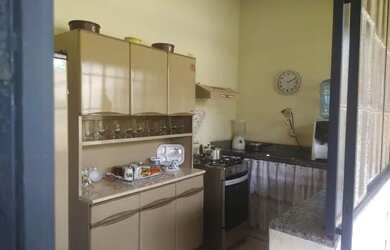 Imagem: A casa possui 3 Dormitórios, 1 Banheiro, 1 Vaga na garagem