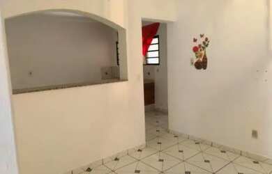 Imagem: A casa possui 2 Dormitórios, 1 Banheiro, 1 Vaga na garagem