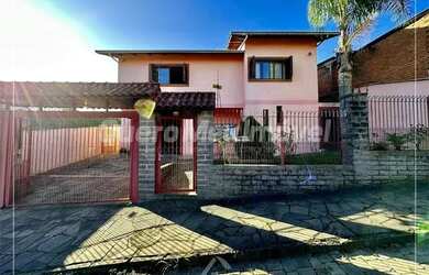 Imagem: A casa possui 3 Dormitórios, 3 Banheiros, 4 Vagas na garagem