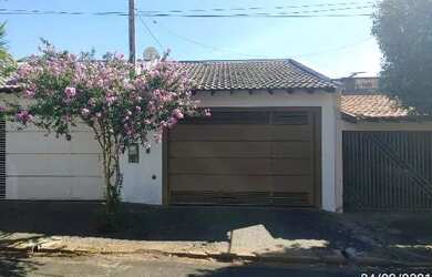 Imagem: A casa possui 3 Dormitórios, 1 Banheiro, 165m² de Área e