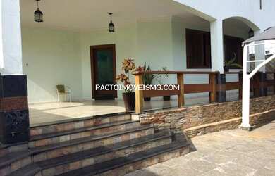 Imagem: A casa possui 5 Dormitórios, 5 Banheiros, 4 Vagas na garagem