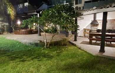 Imagem: A casa possui 4 Dormitórios, 5 Banheiros, 4 Vagas na garagem