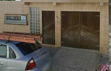 Imagem: A casa possui 3 Dormitórios, 1 Banheiro, 2 Vagas na garagem