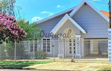 Imagem: A casa possui 3 Dormitórios, 2 Banheiros, 2 Vagas na garagem