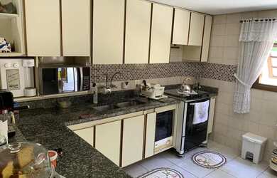 Imagem: A casa possui 4 Dormitórios, 5 Banheiros, 4 Vagas na garagem