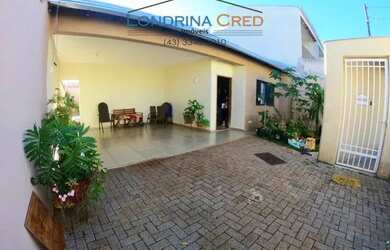 Imagem: A casa possui 3 Dormitórios, 2 Banheiros, 4 Vagas na garagem