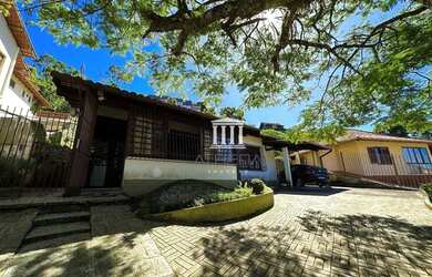 Imagem: A casa possui 5 Dormitórios, 4 Banheiros, 4 Vagas na garagem