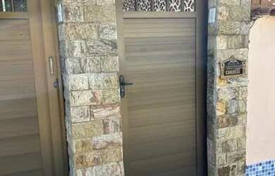 Imagem: A casa possui 3 Dormitórios, 2 Banheiros, 1 Vaga na garagem