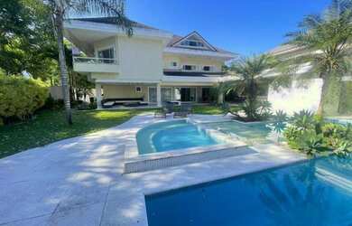 Imagem: A casa em condomínio possui 5 Dormitórios, 5 Banheiros, 4