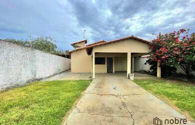 Imagem: A casa possui 3 Dormitórios, 2 Banheiros, 3 Vagas na garagem