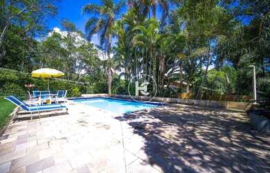 Imagem: A casa possui 3 Dormitórios, 2 Banheiros, 5 Vagas na garagem