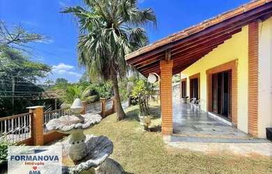 Imagem: A casa em condomínio possui 4 Dormitórios, 4 Banheiros, 5