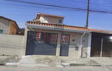 Imagem: A casa possui 4 Dormitórios, 2 Banheiros, 3 Vagas na garagem