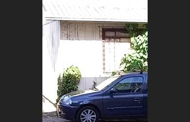 Imagem: A casa possui 3 Dormitórios, 1 Banheiro, 2 Vagas na garagem