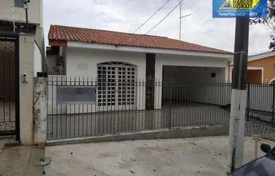 Imagem: A casa possui 3 Dormitórios, 3 Banheiros, 4 Vagas na garagem