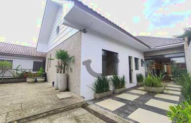 Imagem: A casa possui 3 Dormitórios, 2 Banheiros, 1 Vaga na garagem