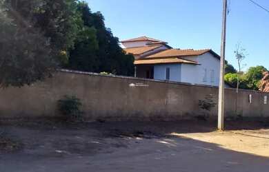 Imagem: A casa possui 5 Dormitórios, 5 Banheiros, 547m² de Área e