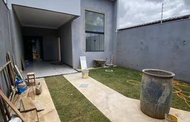 Imagem: A casa possui 3 Dormitórios, 2 Banheiros, 2 Vagas na garagem