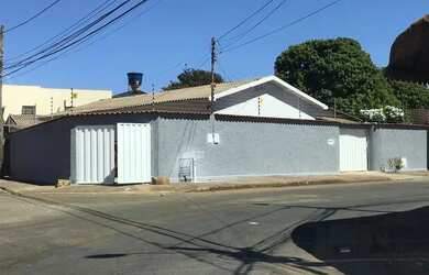 Imagem: A casa possui 3 Dormitórios, 2 Banheiros, 3 Vagas na garagem