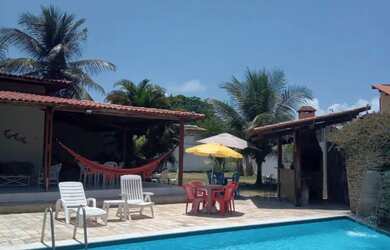 Imagem: A casa possui 4 Dormitórios, Acomodam 20 pessoas, 5 Vagas na