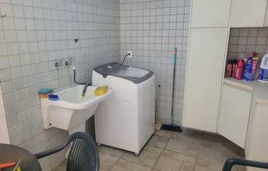 Imagem: A casa possui 3 Dormitórios, 2 Banheiros, 1 Vaga na garagem