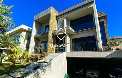 Imagem: A casa possui 5 Dormitórios, 5 Banheiros, 5 Vagas na garagem