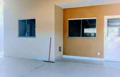 Imagem: A casa possui 3 Dormitórios, 2 Banheiros, 2 Vagas na garagem