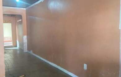 Imagem: A casa possui 2 Dormitórios, 2 Banheiros, 2 Vagas na garagem