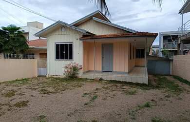 Imagem: A casa possui 3 Dormitórios, 1 Banheiro, 3 Vagas na garagem