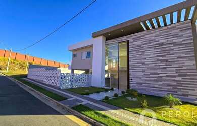 Imagem: A casa possui 4 Dormitórios, 5 Banheiros, 4 Vagas na garagem