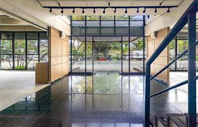 Imagem: O depósito possui 5 Vagas na garagem, 736m² de Área e está