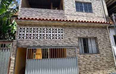 Imagem: A casa possui 3 Dormitórios, 2 Banheiros, 2 Vagas na garagem