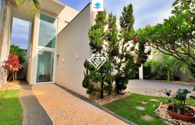 Imagem: A casa possui 4 Dormitórios, 5 Banheiros, 4 Vagas na garagem