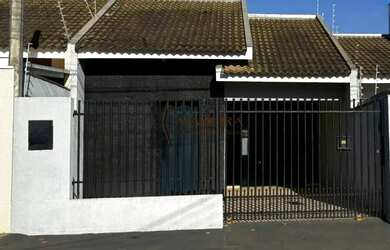 Imagem: A casa possui 3 Dormitórios, 2 Banheiros, 1 Vaga na garagem