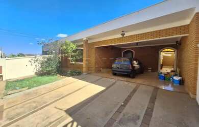 Imagem: A casa possui 3 Dormitórios, 4 Banheiros, 4 Vagas na garagem