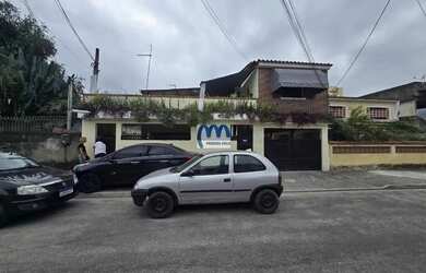 Imagem: A casa possui 3 Dormitórios, 1 Banheiro, 4 Vagas na garagem