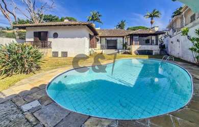 Imagem: A casa possui 4 Dormitórios, 4 Banheiros, 5 Vagas na garagem