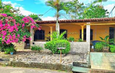Imagem: A casa possui 5 Dormitórios, 4 Banheiros, 4 Vagas na garagem