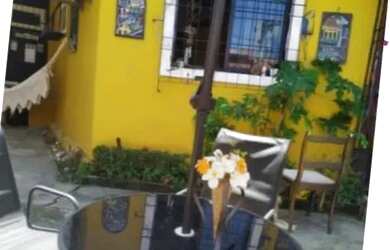 Imagem: A casa possui 4 Dormitórios, Acomodam 10 pessoas, 2 Vagas na