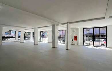 Imagem: O depósito possui 4 Vagas na garagem, 220m² de Área e está