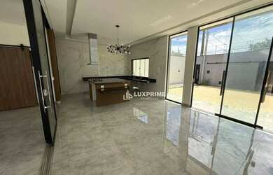 Imagem: A casa possui 3 Dormitórios, 2 Banheiros, 2 Vagas na garagem