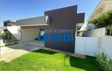 Imagem: A casa em condomínio e possui 3 Dormitórios, Suítes, 5 Banheiros